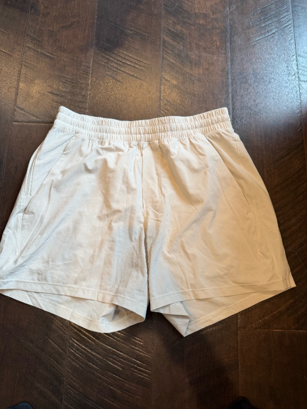 LULULEMON MENS WORKOUT SHORTS SIZE M CREAM